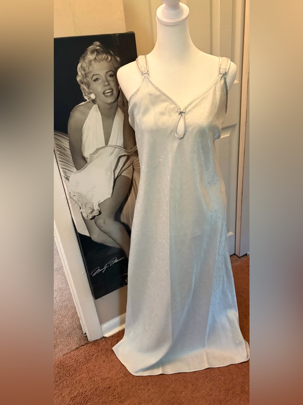 Y2-K Jones New York Ivory Satin feel nightgown with Keyhole Detail.